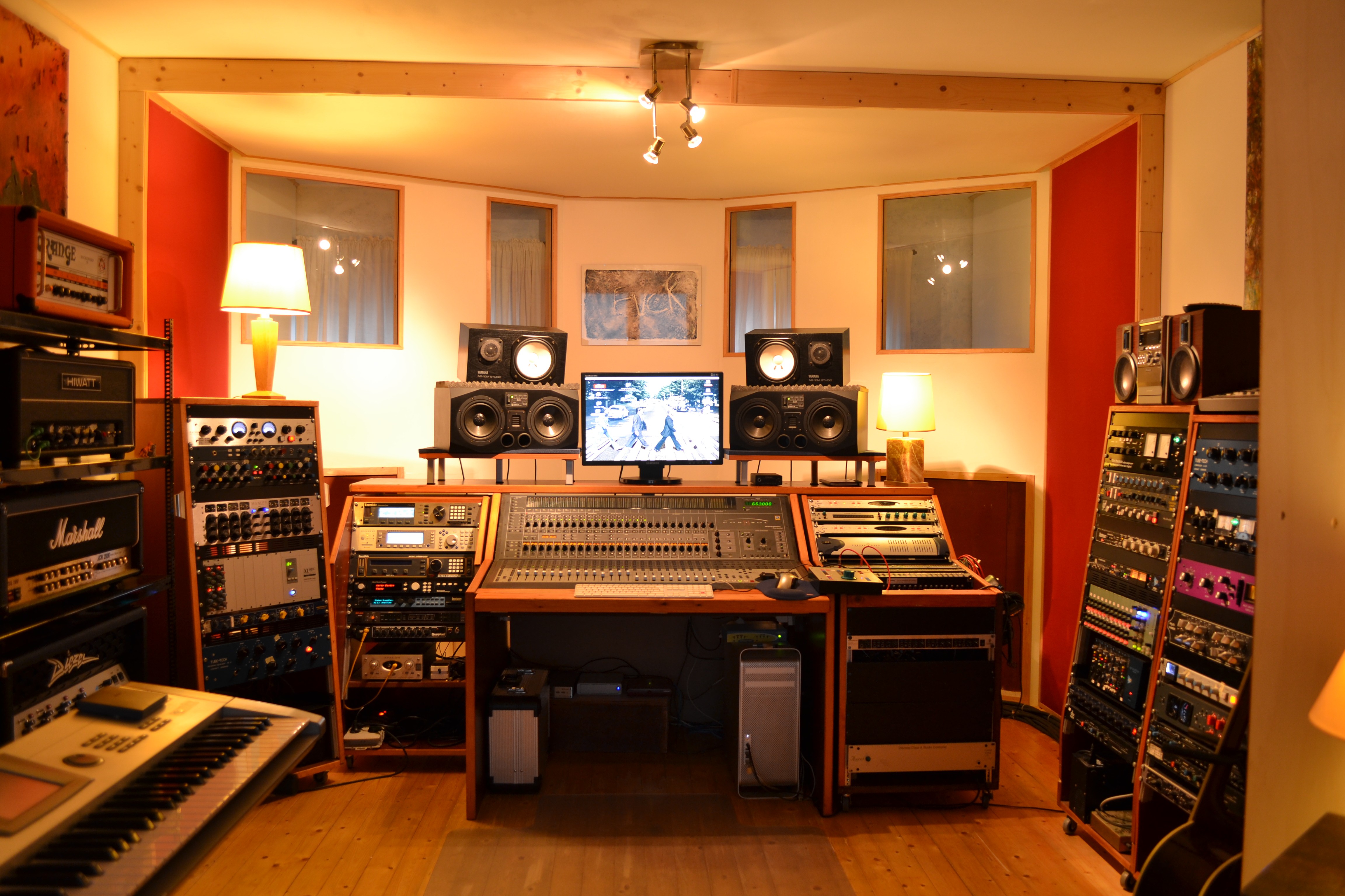 Купить хорошую студию. Студия звукозаписи. Звукозаписывающая студия. Профессиональная студия звукозаписи. Оборудование для студии звукозаписи.