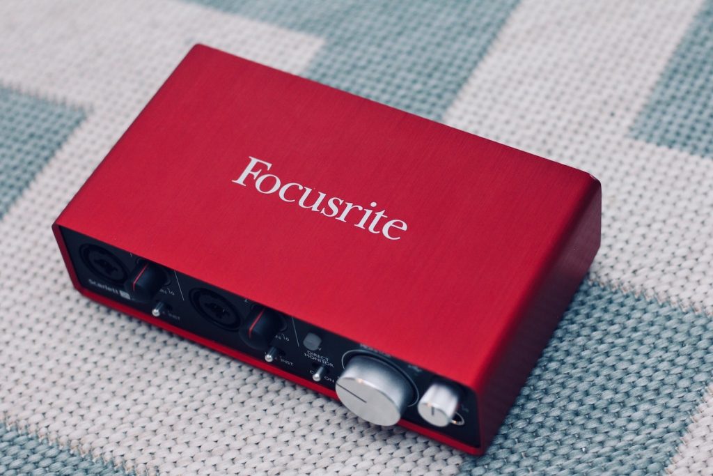 interface de audio focusrite scarlett 2i2 vermelha